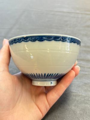 A Chinese blue and white covered bowl with incised floral design, Yongzheng/Qianlong — 照片 5