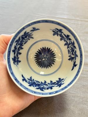 A Chinese blue and white covered bowl with incised floral design, Yongzheng/Qianlong — 照片 6