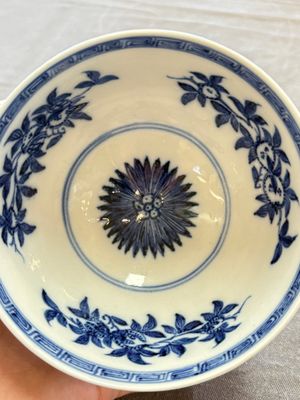 A Chinese blue and white covered bowl with incised floral design, Yongzheng/Qianlong — 照片 7
