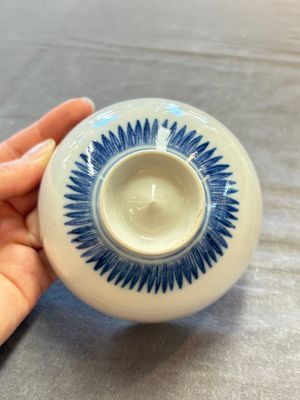 A Chinese blue and white covered bowl with incised floral design, Yongzheng/Qianlong — 照片 8