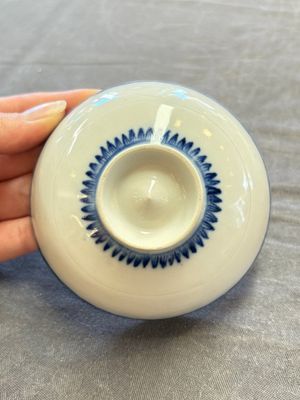 A Chinese blue and white covered bowl with incised floral design, Yongzheng/Qianlong — 照片 9