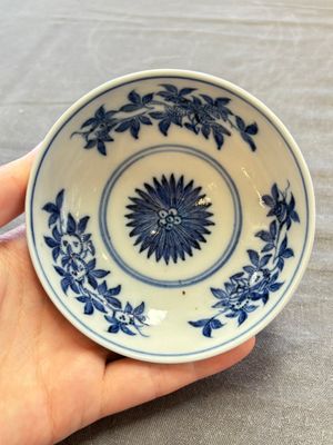 A Chinese blue and white covered bowl with incised floral design, Yongzheng/Qianlong — 照片 10