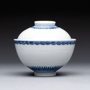 A Chinese blue and white covered bowl with incised floral design, Yongzheng/Qianlong — 照片 1