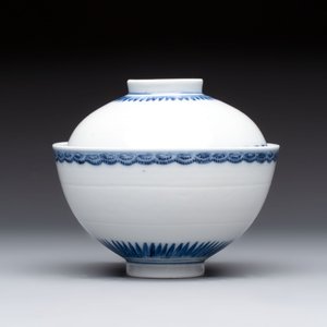 A Chinese blue and white covered bowl with incised floral design, Yongzheng/Qianlong — 照片 2