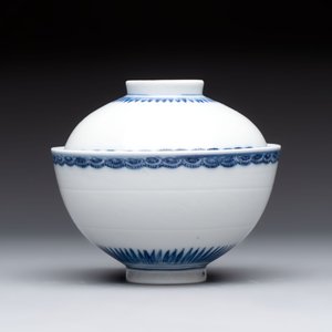 A Chinese blue and white covered bowl with incised floral design, Yongzheng/Qianlong — 照片 3