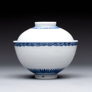 A Chinese blue and white covered bowl with incised floral design, Yongzheng/Qianlong — 照片 4