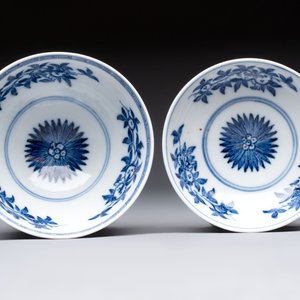 A Chinese blue and white covered bowl with incised floral design, Yongzheng/Qianlong — 照片 5