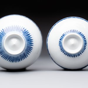 A Chinese blue and white covered bowl with incised floral design, Yongzheng/Qianlong — 照片 6