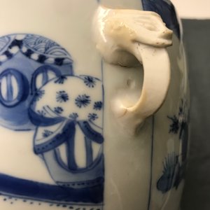 A Chinese blue and white covered bowl with ladies in a garden, Kangxi — photo 15