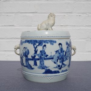 A Chinese blue and white covered bowl with ladies in a garden, Kangxi — photo 19