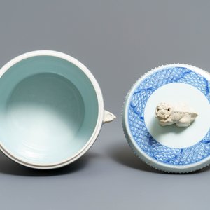A Chinese blue and white covered bowl with ladies in a garden, Kangxi — photo 6