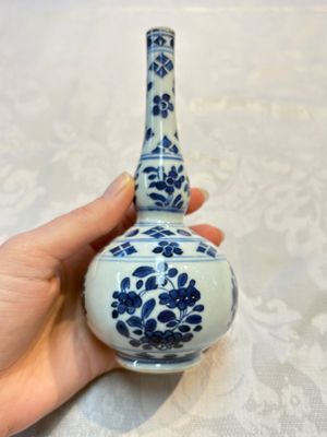 A Chinese blue and white covered ewer, a rose water sprinkler, a covered cup and saucer, jade 玉 and twin-fish mark, Kangxi — photo 1