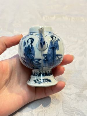 A Chinese blue and white covered ewer, a rose water sprinkler, a covered cup and saucer, jade 玉 and twin-fish mark, Kangxi — photo 11