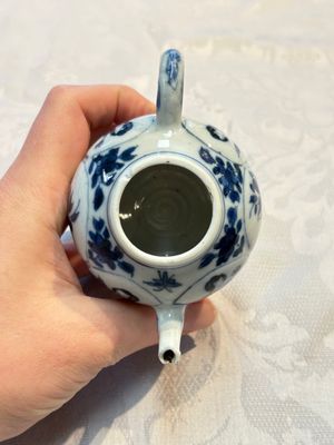 A Chinese blue and white covered ewer, a rose water sprinkler, a covered cup and saucer, jade 玉 and twin-fish mark, Kangxi — photo 12