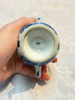 A Chinese blue and white covered ewer, a rose water sprinkler, a covered cup and saucer, jade 玉 and twin-fish mark, Kangxi — photo 13