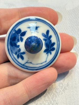 A Chinese blue and white covered ewer, a rose water sprinkler, a covered cup and saucer, jade 玉 and twin-fish mark, Kangxi — photo 14