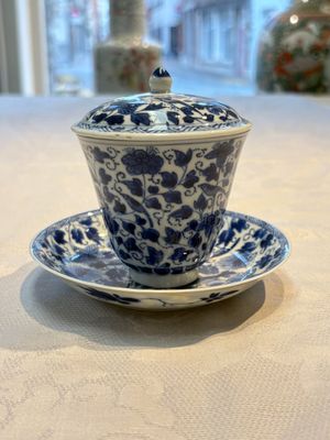 A Chinese blue and white covered ewer, a rose water sprinkler, a covered cup and saucer, jade 玉 and twin-fish mark, Kangxi — photo 16