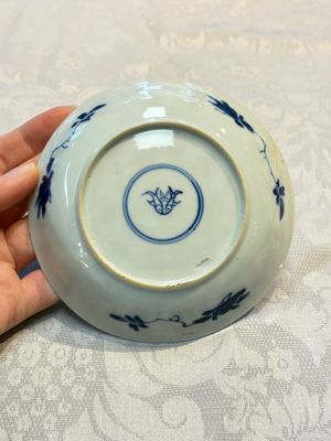 A Chinese blue and white covered ewer, a rose water sprinkler, a covered cup and saucer, jade 玉 and twin-fish mark, Kangxi — photo 18