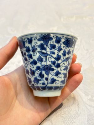 A Chinese blue and white covered ewer, a rose water sprinkler, a covered cup and saucer, jade 玉 and twin-fish mark, Kangxi — photo 19