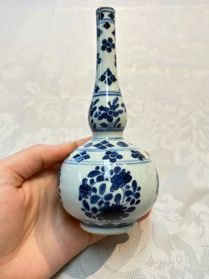 A Chinese blue and white covered ewer, a rose water sprinkler, a covered cup and saucer, jade 玉 and twin-fish mark, Kangxi — photo 2