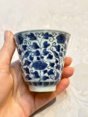 A Chinese blue and white covered ewer, a rose water sprinkler, a covered cup and saucer, jade 玉 and twin-fish mark, Kangxi — photo 22