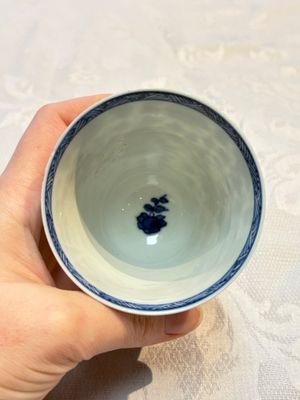 A Chinese blue and white covered ewer, a rose water sprinkler, a covered cup and saucer, jade 玉 and twin-fish mark, Kangxi — photo 23