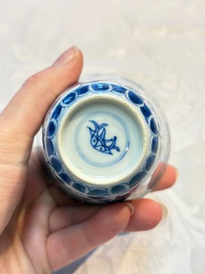 A Chinese blue and white covered ewer, a rose water sprinkler, a covered cup and saucer, jade 玉 and twin-fish mark, Kangxi — photo 24