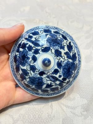 A Chinese blue and white covered ewer, a rose water sprinkler, a covered cup and saucer, jade 玉 and twin-fish mark, Kangxi — photo 25