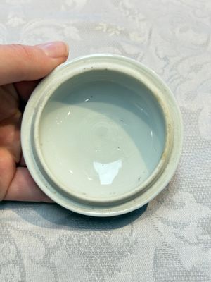 A Chinese blue and white covered ewer, a rose water sprinkler, a covered cup and saucer, jade 玉 and twin-fish mark, Kangxi — photo 26