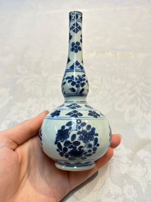 A Chinese blue and white covered ewer, a rose water sprinkler, a covered cup and saucer, jade 玉 and twin-fish mark, Kangxi — photo 3