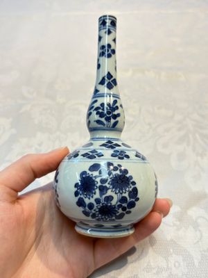 A Chinese blue and white covered ewer, a rose water sprinkler, a covered cup and saucer, jade 玉 and twin-fish mark, Kangxi — photo 4
