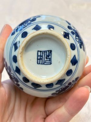 A Chinese blue and white covered ewer, a rose water sprinkler, a covered cup and saucer, jade 玉 and twin-fish mark, Kangxi — photo 6