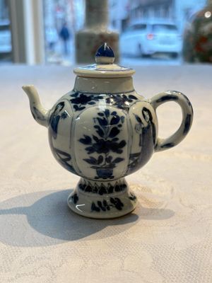 A Chinese blue and white covered ewer, a rose water sprinkler, a covered cup and saucer, jade 玉 and twin-fish mark, Kangxi — photo 7