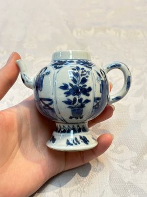 A Chinese blue and white covered ewer, a rose water sprinkler, a covered cup and saucer, jade 玉 and twin-fish mark, Kangxi — photo 8