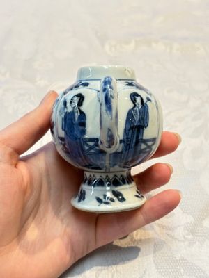 A Chinese blue and white covered ewer, a rose water sprinkler, a covered cup and saucer, jade 玉 and twin-fish mark, Kangxi — photo 9