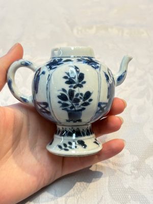 A Chinese blue and white covered ewer, a rose water sprinkler, a covered cup and saucer, jade 玉 and twin-fish mark, Kangxi — photo 10