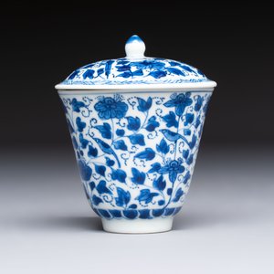 A Chinese blue and white covered ewer, a rose water sprinkler, a covered cup and saucer, jade 玉 and twin-fish mark, Kangxi — photo 12