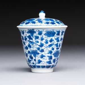 A Chinese blue and white covered ewer, a rose water sprinkler, a covered cup and saucer, jade 玉 and twin-fish mark, Kangxi — photo 13