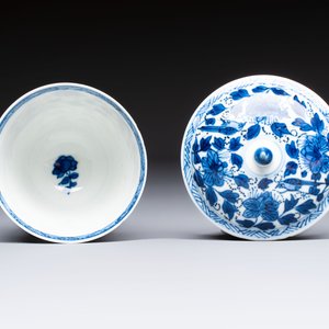 A Chinese blue and white covered ewer, a rose water sprinkler, a covered cup and saucer, jade 玉 and twin-fish mark, Kangxi — photo 14