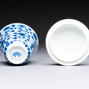 A Chinese blue and white covered ewer, a rose water sprinkler, a covered cup and saucer, jade 玉 and twin-fish mark, Kangxi — photo 15