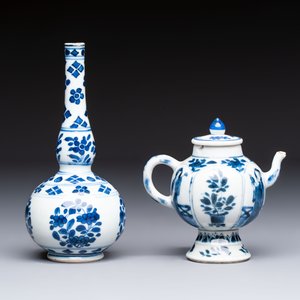 A Chinese blue and white covered ewer, a rose water sprinkler, a covered cup and saucer, jade 玉 and twin-fish mark, Kangxi — photo 4