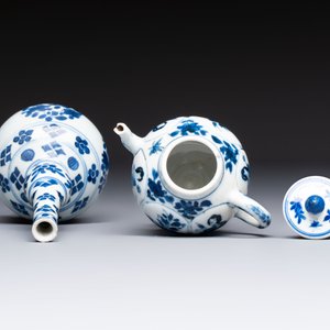 A Chinese blue and white covered ewer, a rose water sprinkler, a covered cup and saucer, jade 玉 and twin-fish mark, Kangxi — photo 6