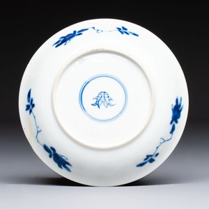 A Chinese blue and white covered ewer, a rose water sprinkler, a covered cup and saucer, jade 玉 and twin-fish mark, Kangxi — photo 9