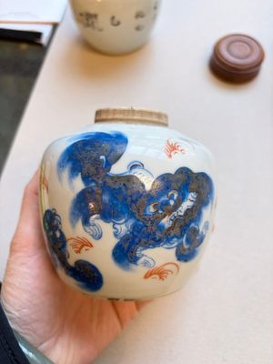 A Chinese blue and white covered jar and two polychrome-decorated jarlets with wooden covers, 18/19th C. — photo 11