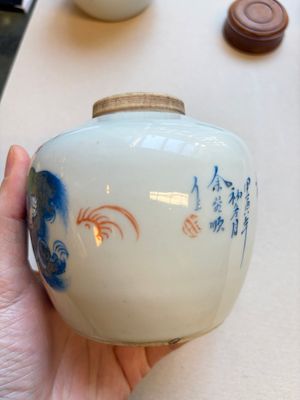 A Chinese blue and white covered jar and two polychrome-decorated jarlets with wooden covers, 18/19th C. — photo 12