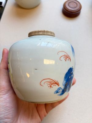 A Chinese blue and white covered jar and two polychrome-decorated jarlets with wooden covers, 18/19th C. — photo 14