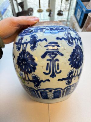 A Chinese blue and white covered jar and two polychrome-decorated jarlets with wooden covers, 18/19th C. — photo 2