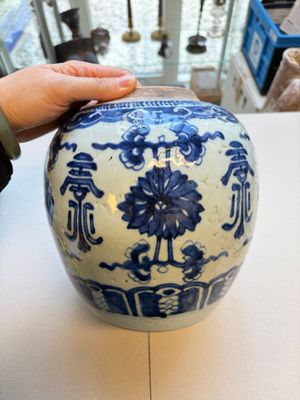 A Chinese blue and white covered jar and two polychrome-decorated jarlets with wooden covers, 18/19th C. — photo 3