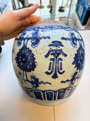 A Chinese blue and white covered jar and two polychrome-decorated jarlets with wooden covers, 18/19th C. — photo 4