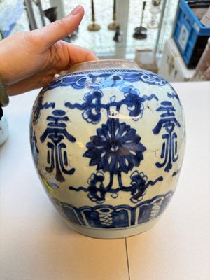A Chinese blue and white covered jar and two polychrome-decorated jarlets with wooden covers, 18/19th C. — photo 5